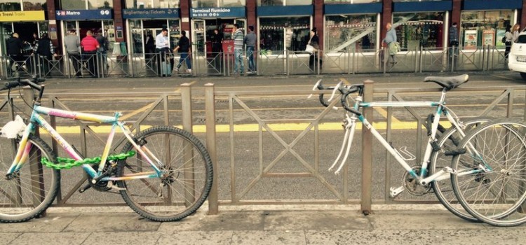 Un parcheggio biciclette alla stazione Termini di Roma. Parte la petizione